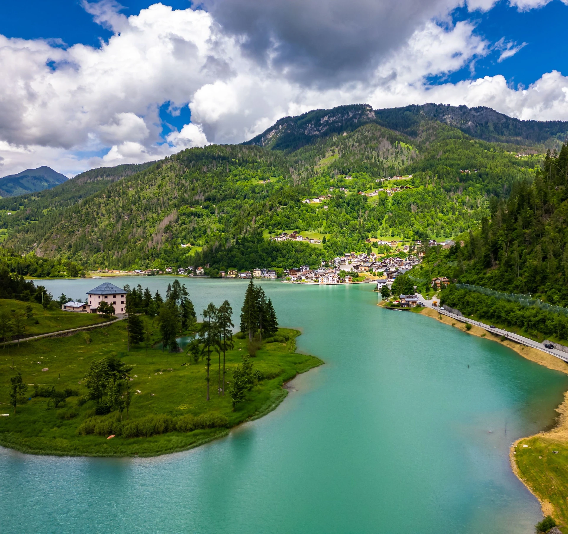 Immagine del lago e delle montagne
