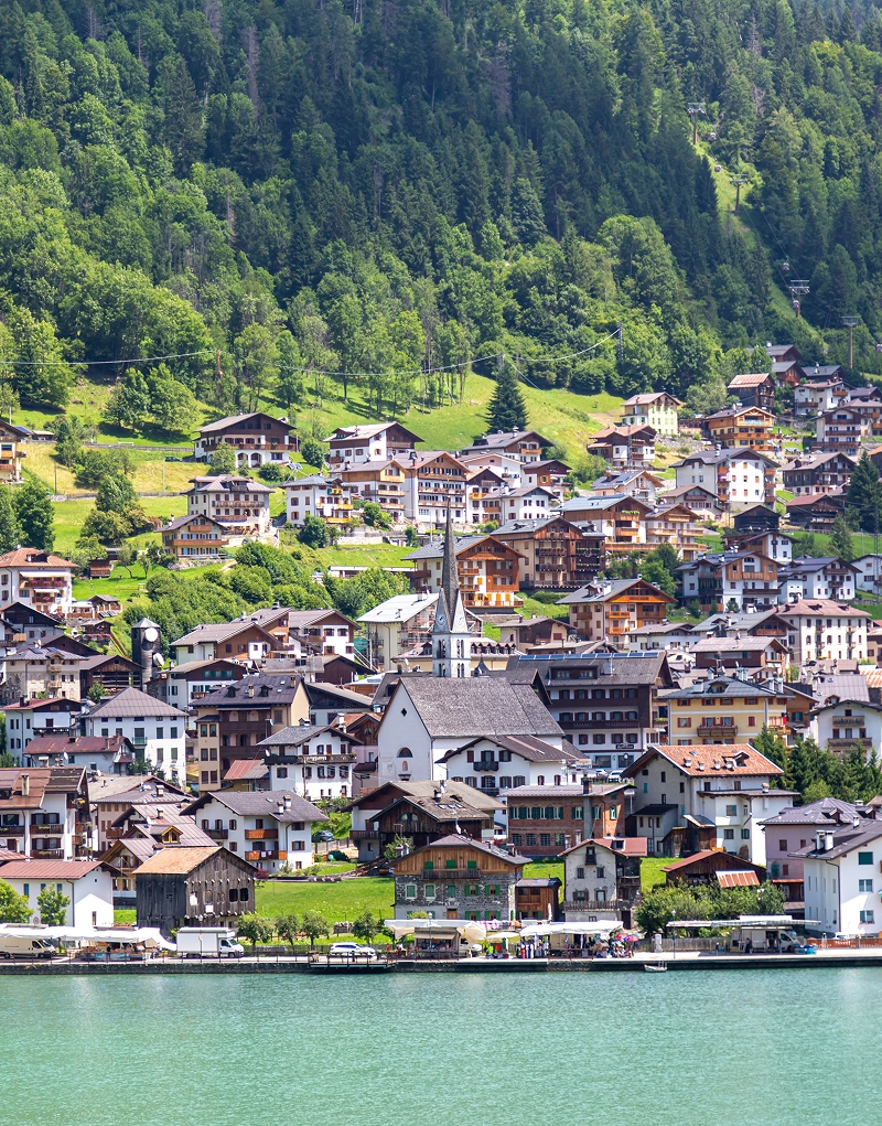 Immagine del lago e delle montagne