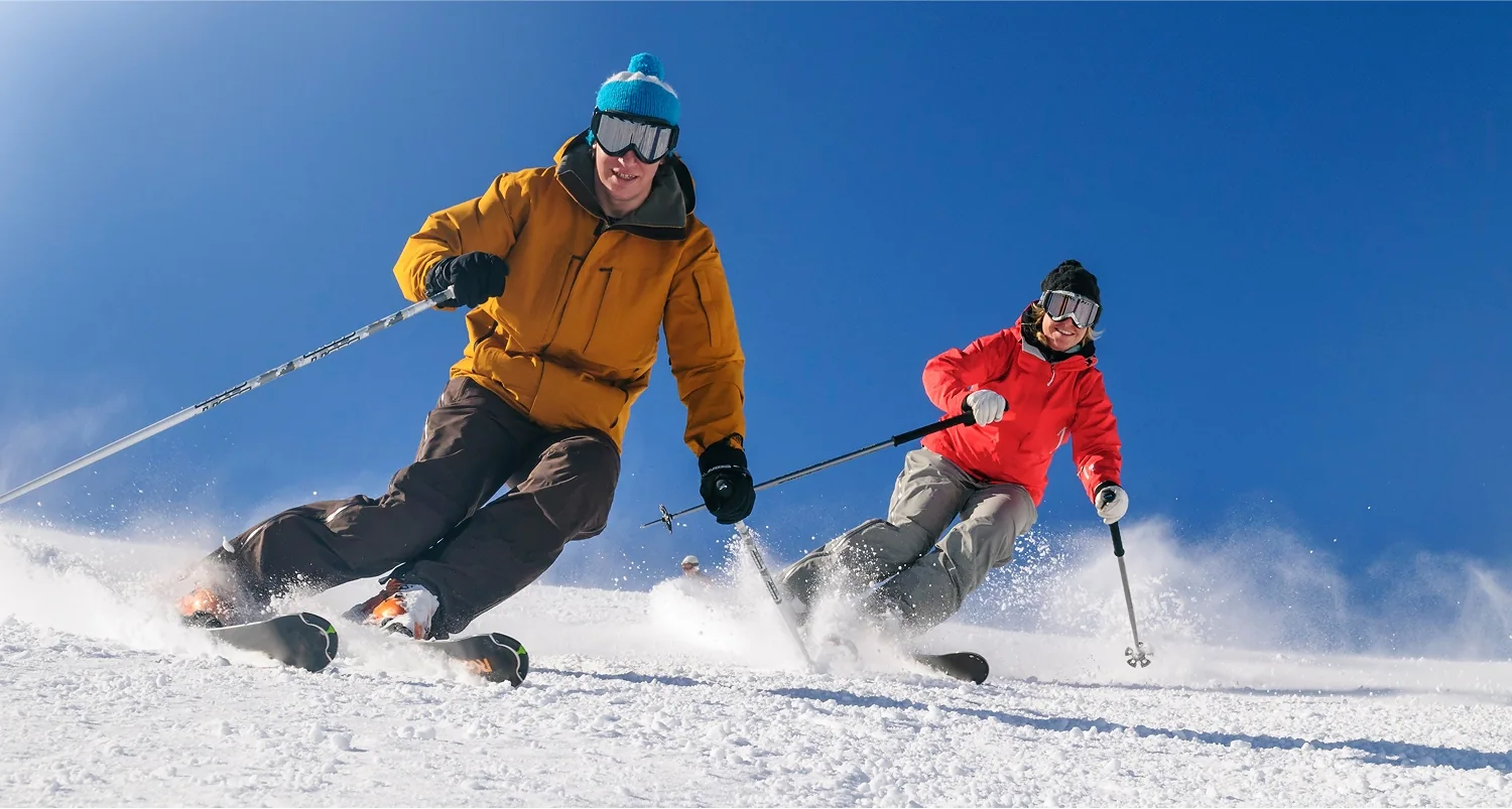 Immagine di due sciatori